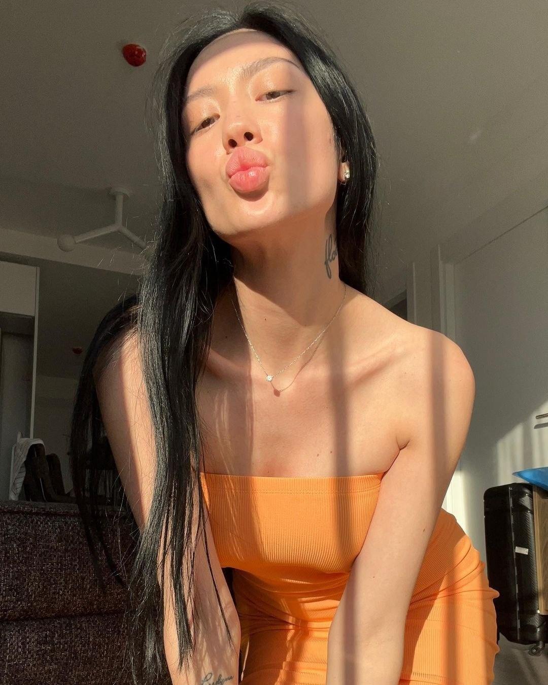 Горячий воздушный поцелуй от азиатки с онлифанс Miu Leen.