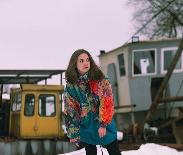 Зимний снимок Али в цветной куртке.