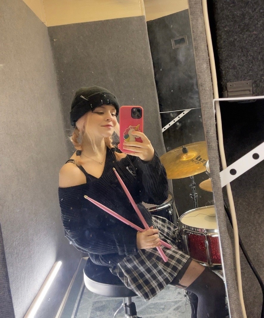 Селфи с барабанными палочками. Селфи с барабанными палочками.