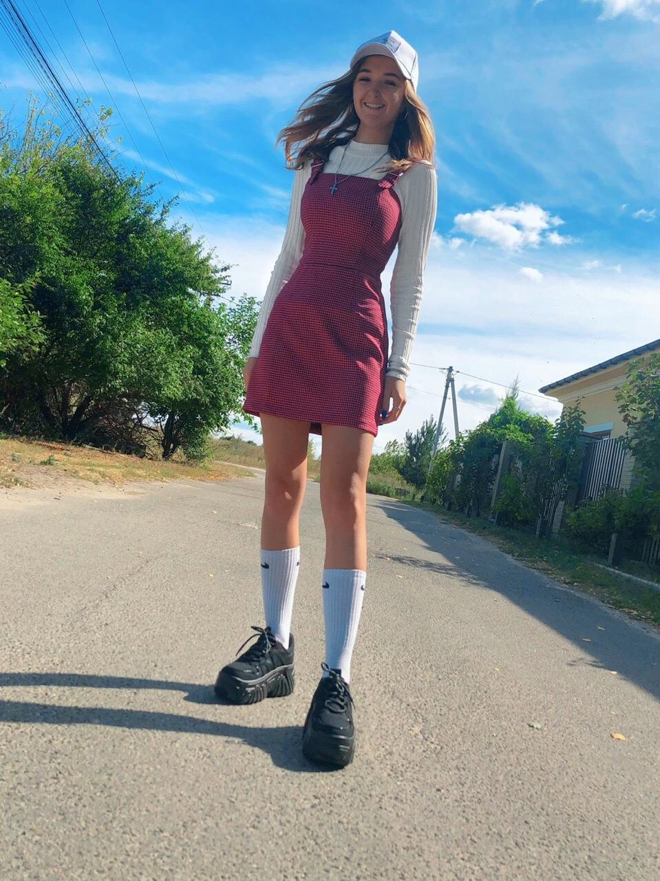 Летнее фото fesch6 в кепке и мини платье. Летнее фото fesch6 в кепке и мини платье.