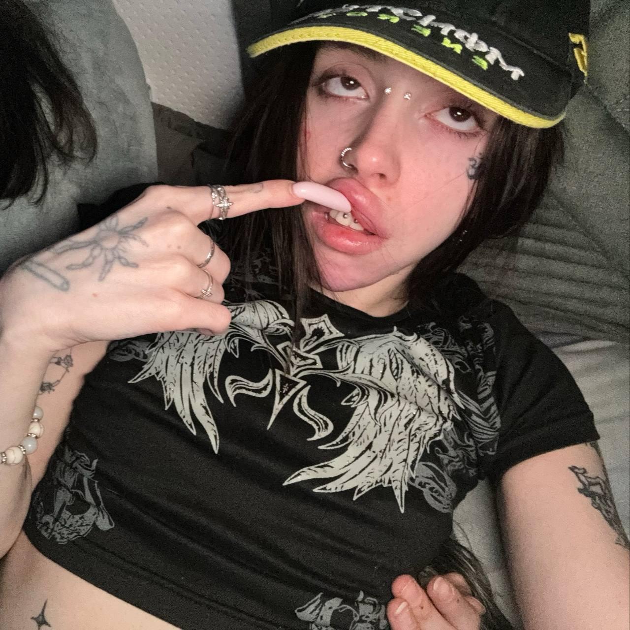 Блогерша Лапа Хапа ковыряет длиннющим ногтем в зубах. Блогерша Лапа Хапа ковыряет длиннющим ногтем в зубах.