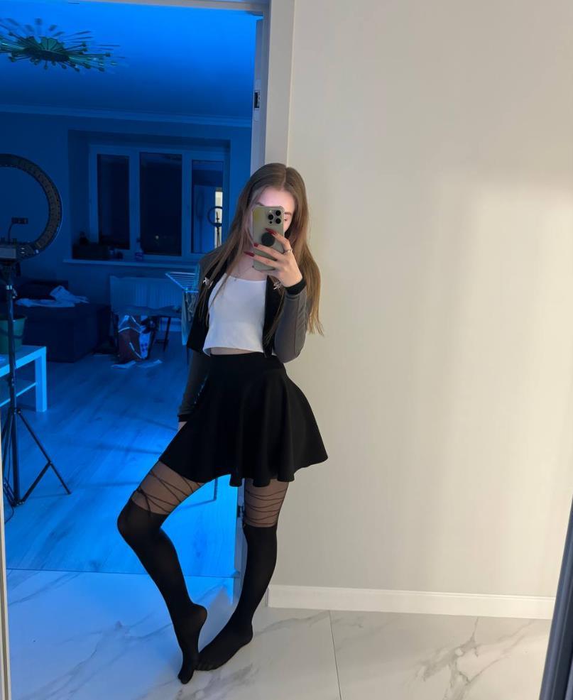 Слитое в сеть селфи блогерши bloomus в чёрной юбке и сулках.
