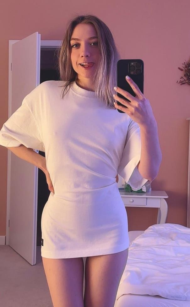 Смешные селфи Леи в короткой белой майке с высунутым языком.