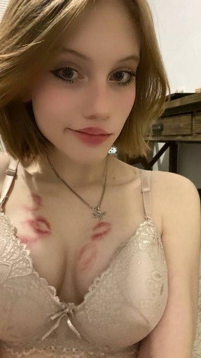 Прославилась звезда благодаря своим забавным роликам на Тик Токе под псевдонимом Avvrorka.