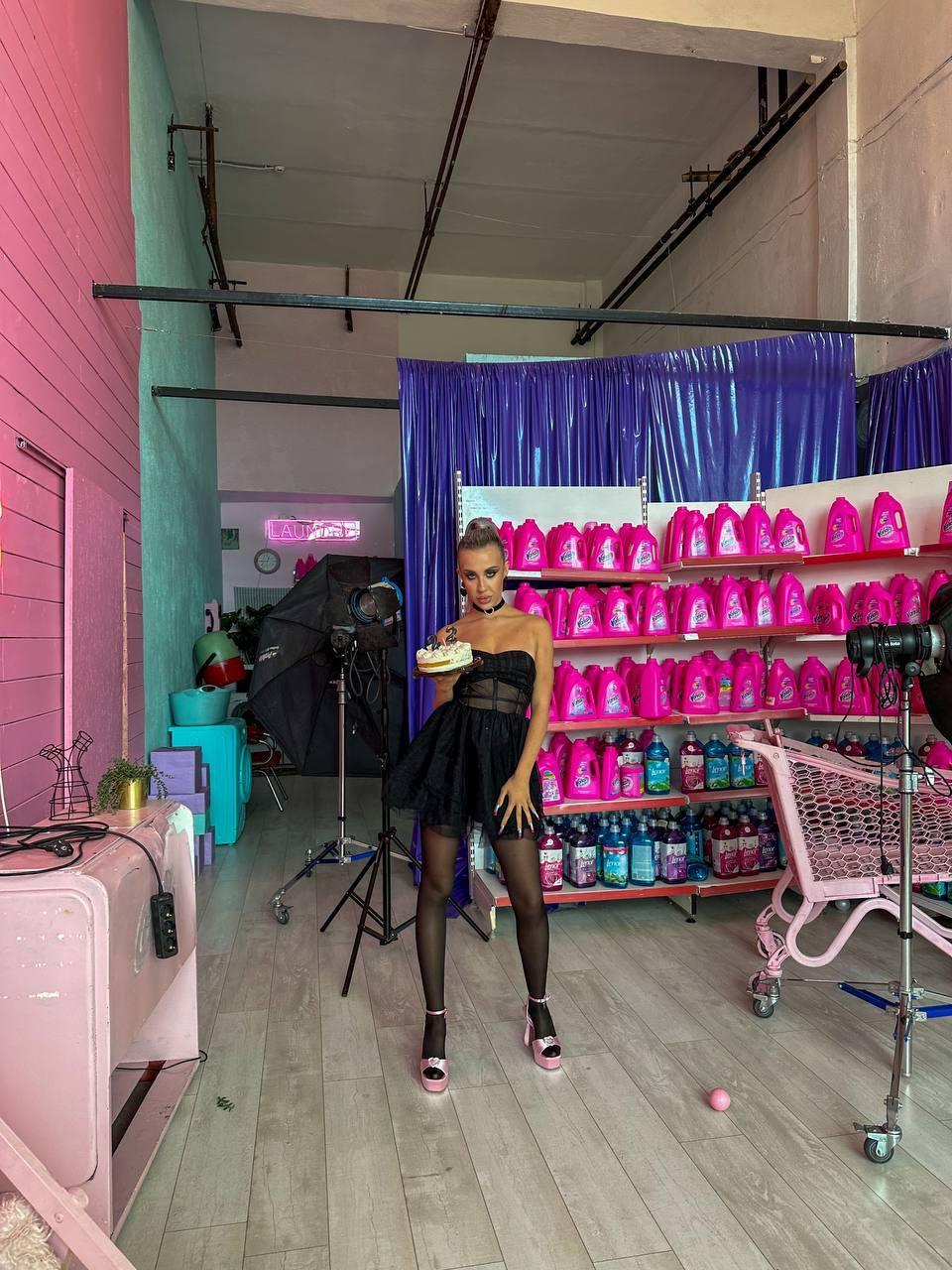 Ещё одна соблазнительная фотка с днюхи Кенели с тортом в руках. Ещё одна соблазнительная фотка с днюхи Кенели с тортом в руках.