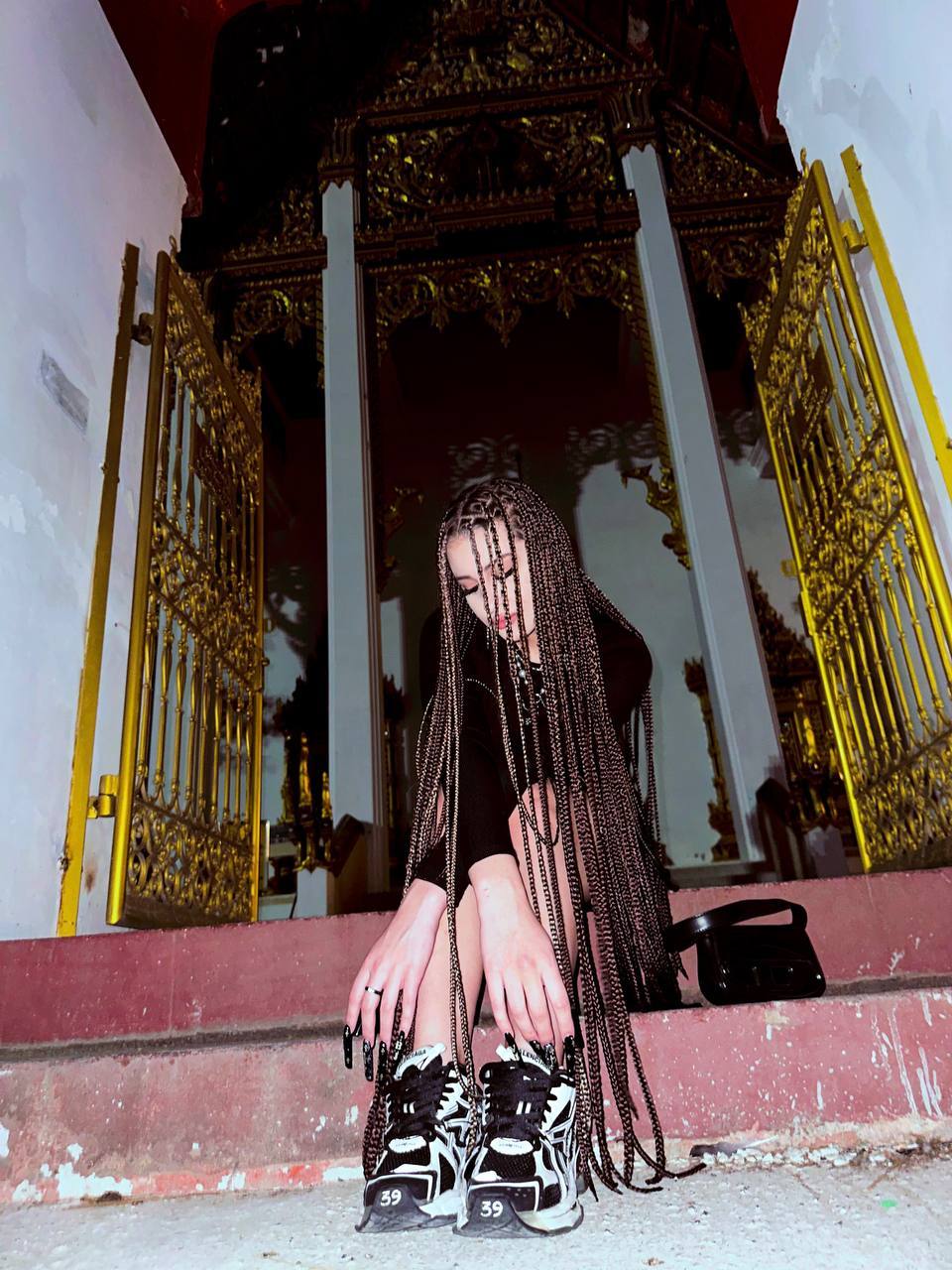 Креативные снимки на ступеньках с волосами - дредами. Креативные снимки на ступеньках с волосами - дредами.