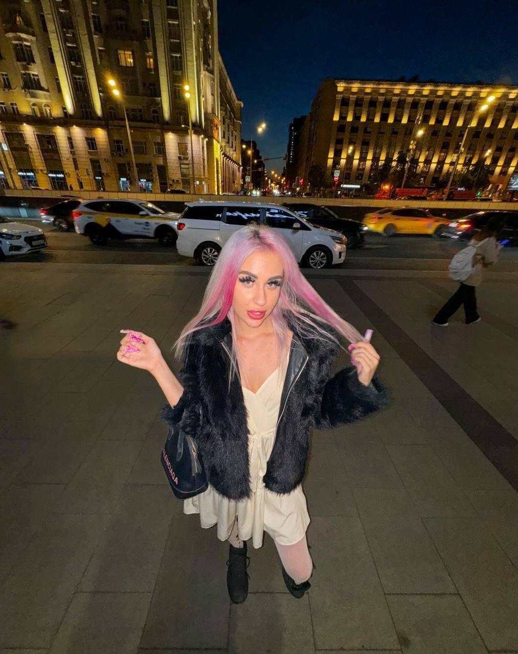 Жизненная фотка Анастасии Нестеровой с розовыми волосами на фоне ночного города. Жизненная фотка Анастасии Нестеровой с розовыми волосами на фоне ночного города.