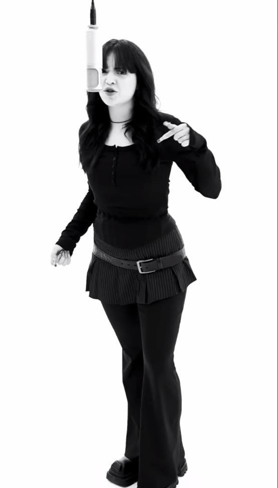 ЧБ фото Насти Морозовой с микрофоном. ЧБ фото Насти Морозовой с микрофоном.