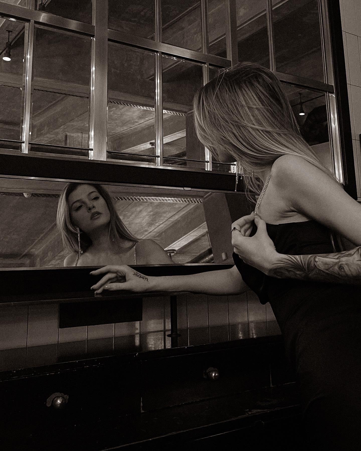 Откровенные снимки из ТГ в чёрно белом стиле.