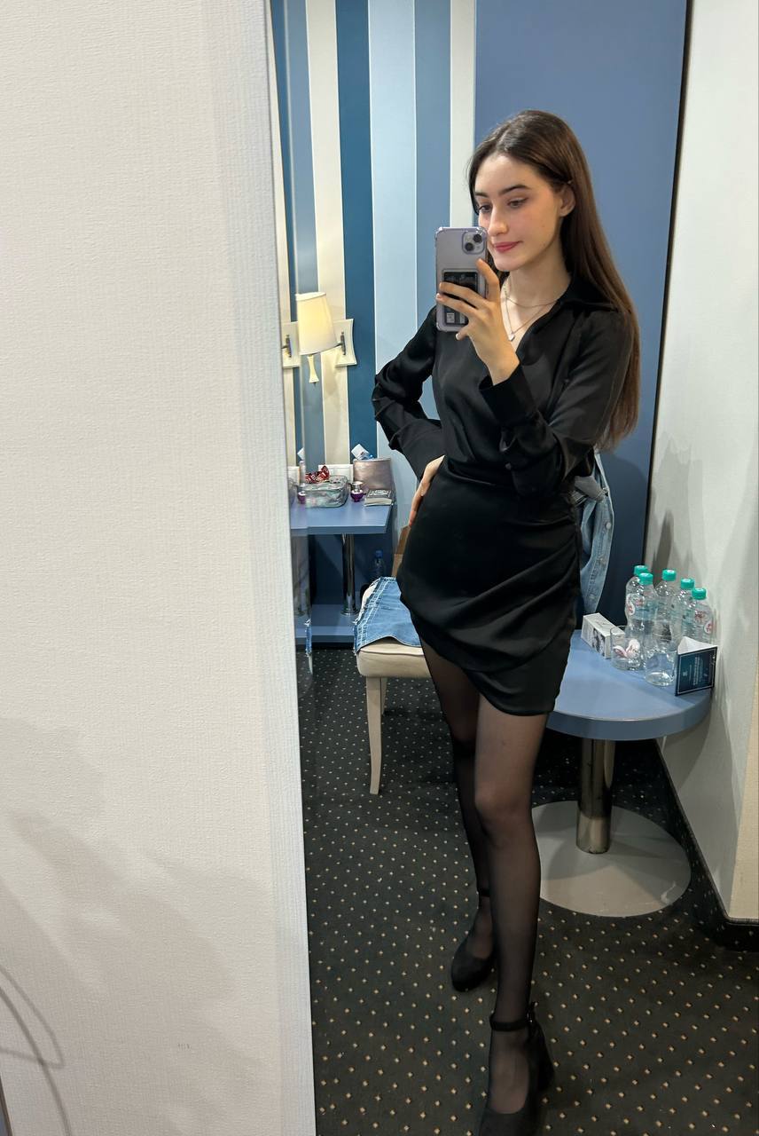 Селфи от Курбановой в чёрном платье и таких же чулках. Селфи от Курбановой в чёрном платье и таких же чулках.