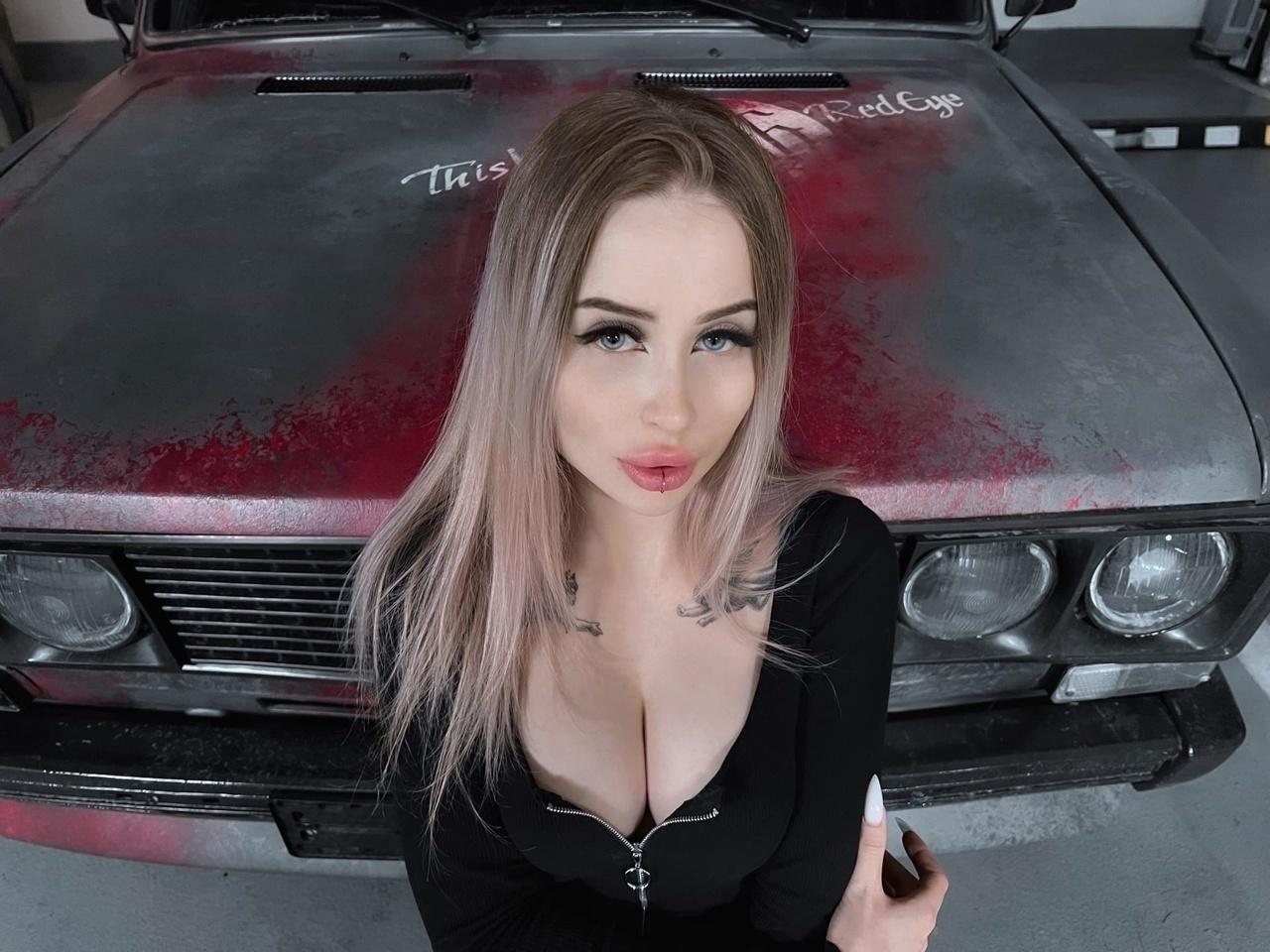 Голая не снималась, сливы приведены сугубо нейтральных работ.