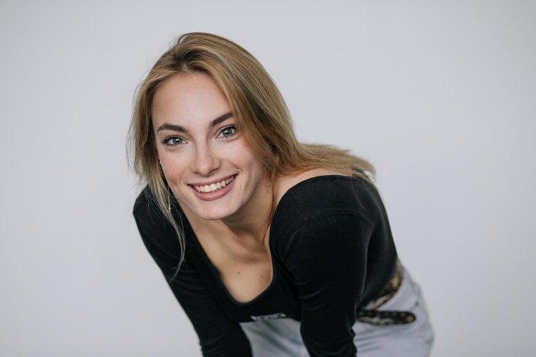 Улыбчивая актриса радует нас своими селфи.