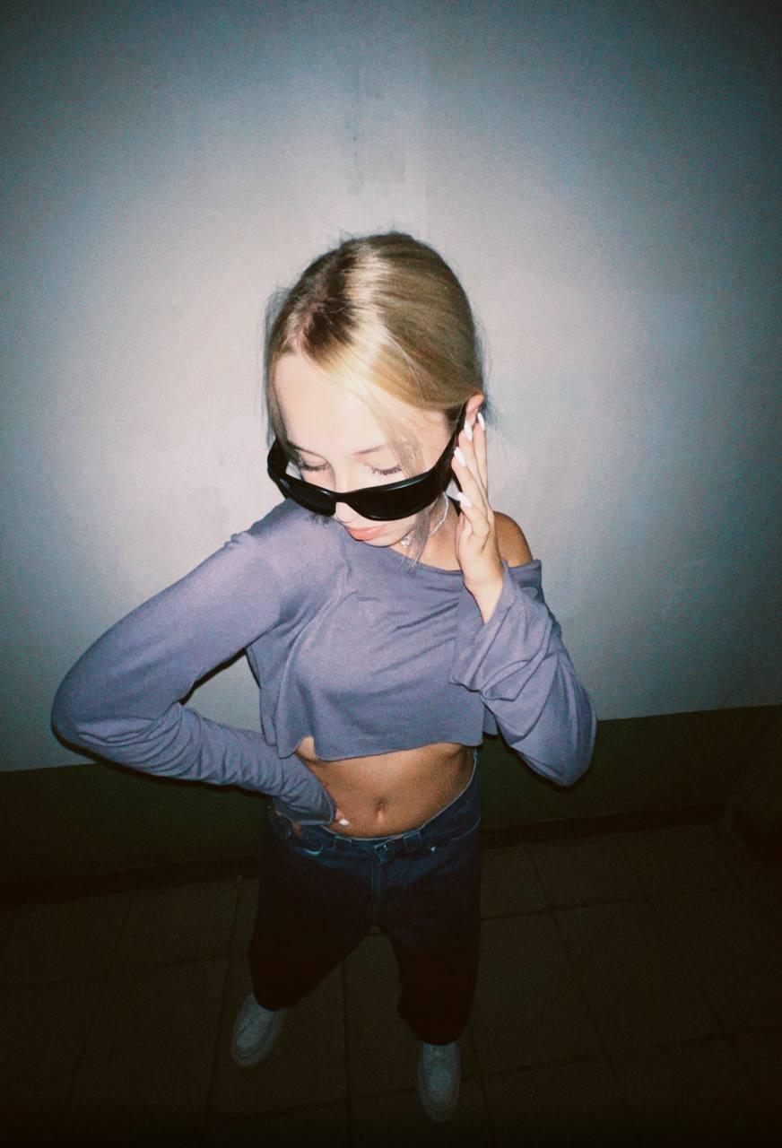 Гламурные фотки в очках и водолазке в ретро стиле. Гламурные фотки в очках и водолазке в ретро стиле.