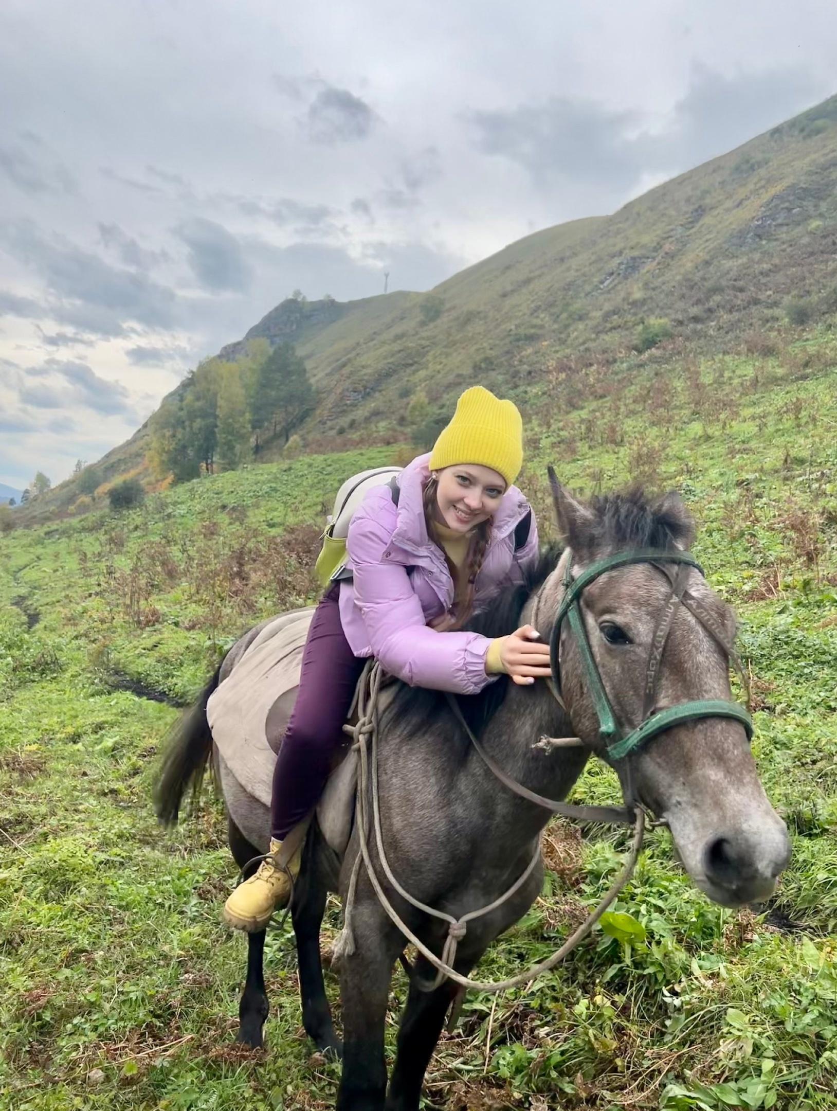 Поездка верхом на коне.