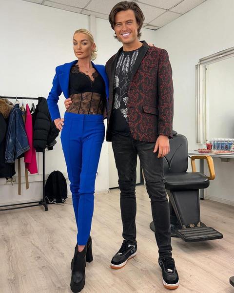 Стильное фото в раздевалке в костюмах.