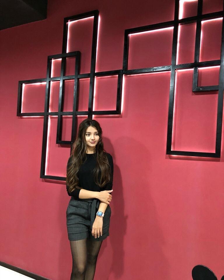 Ещё один кадр с Наргиз в шортах и чулках. Ещё один кадр с Наргиз в шортах и чулках.