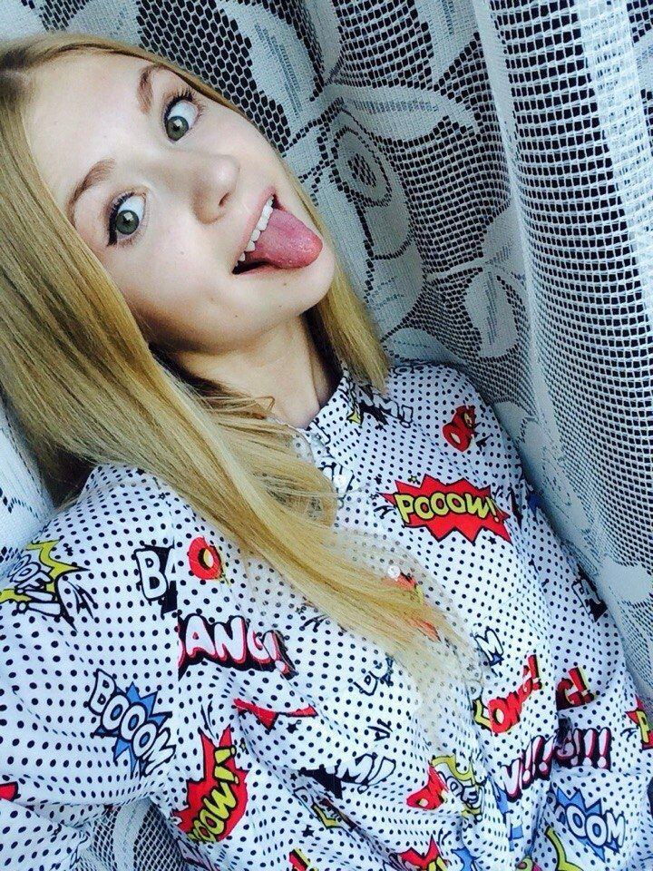 Смешное фото Кати с высунутым языком. Смешное фото Кати с высунутым языком.