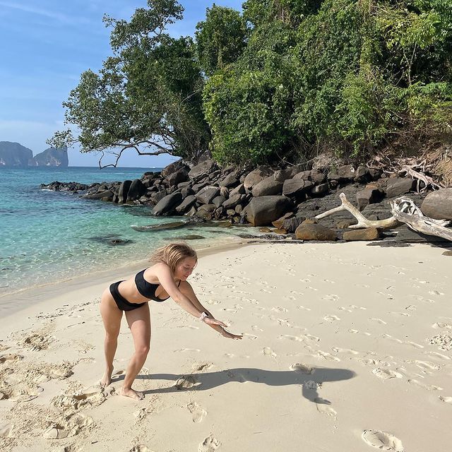 Ещё один кадр во время которого Катя "Vyaaal" пытается сделать колесо на пляже. Ещё один кадр во время которого Катя "Vyaaal" пытается сделать колесо на пляже.