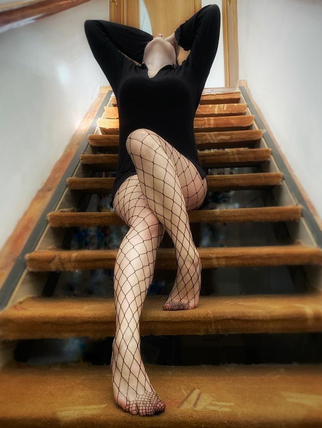 Фотки в чулках в сеточку. Фотки в чулках в сеточку.