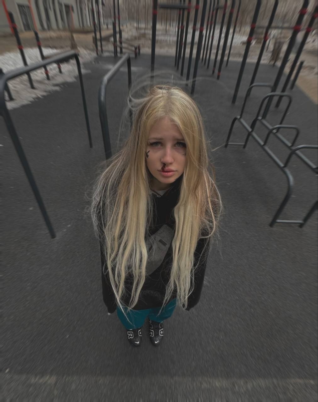 Ксанни на улице на спорт площадке. Ксанни на улице на спорт площадке.