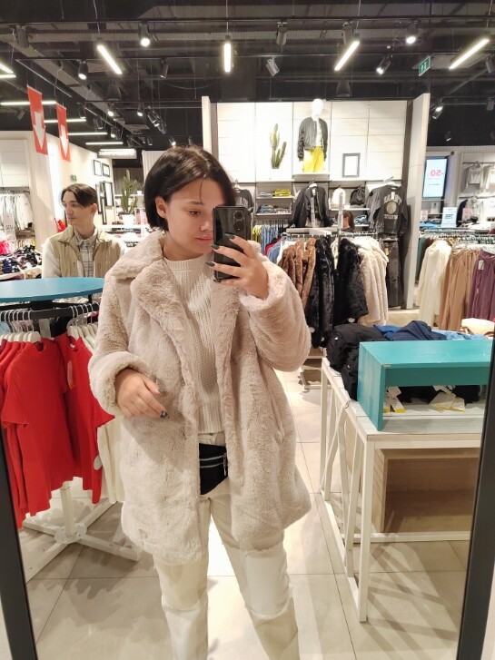 Селфи Kate Koss в магазине.