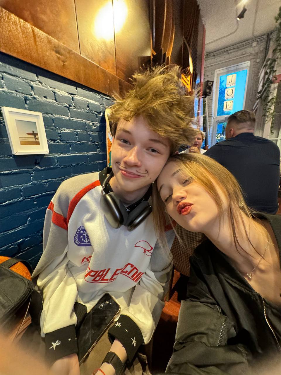 Милая фотография из кафе, антотка с парнем. Милая фотография из кафе, антотка с парнем.