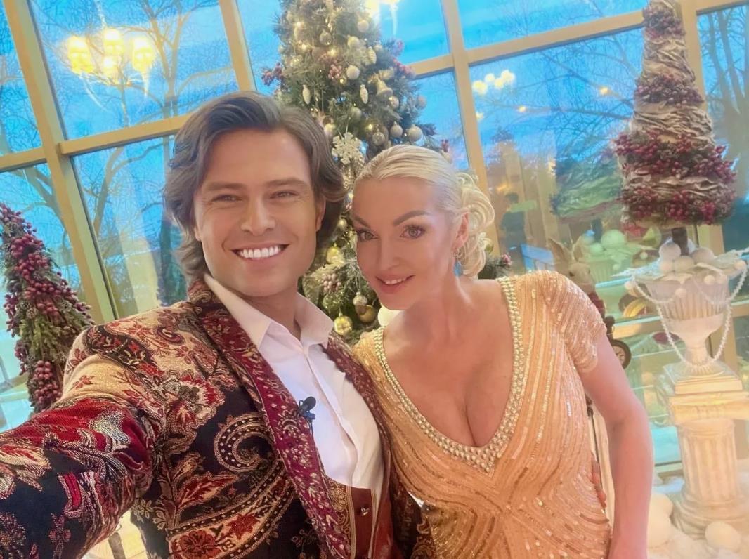 Яркое новогоднее селфи от Прохора и Насти в праздничных костюмах.