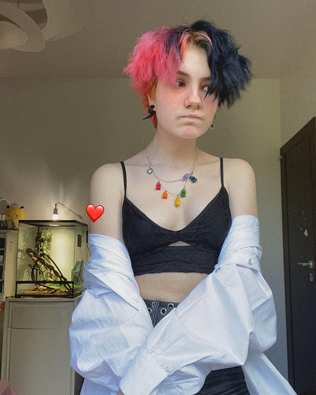 Слитая в сеть откровенная фотография Оли "Тыква" с разноцветными волосами и в чёрном топе. Слитая в сеть откровенная фотография Оли "Тыква" с разноцветными волосами и в чёрном топе.