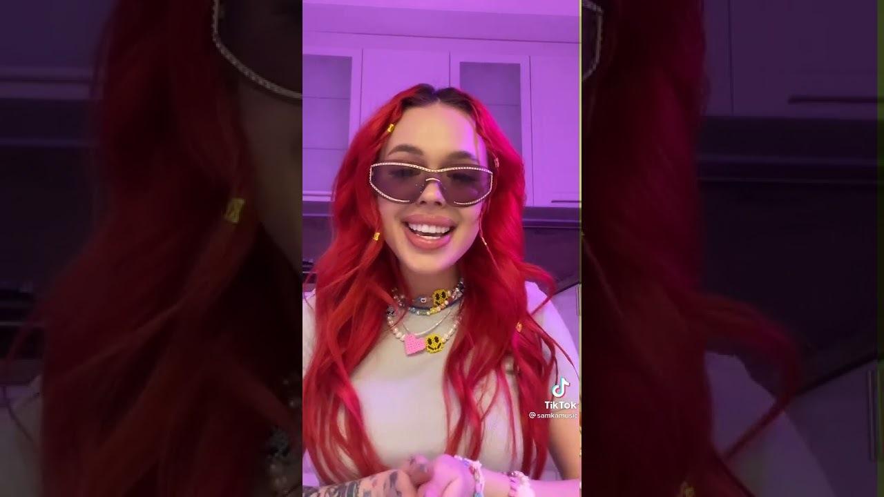 Инстасамка сейчас 2022 с красными волосами.