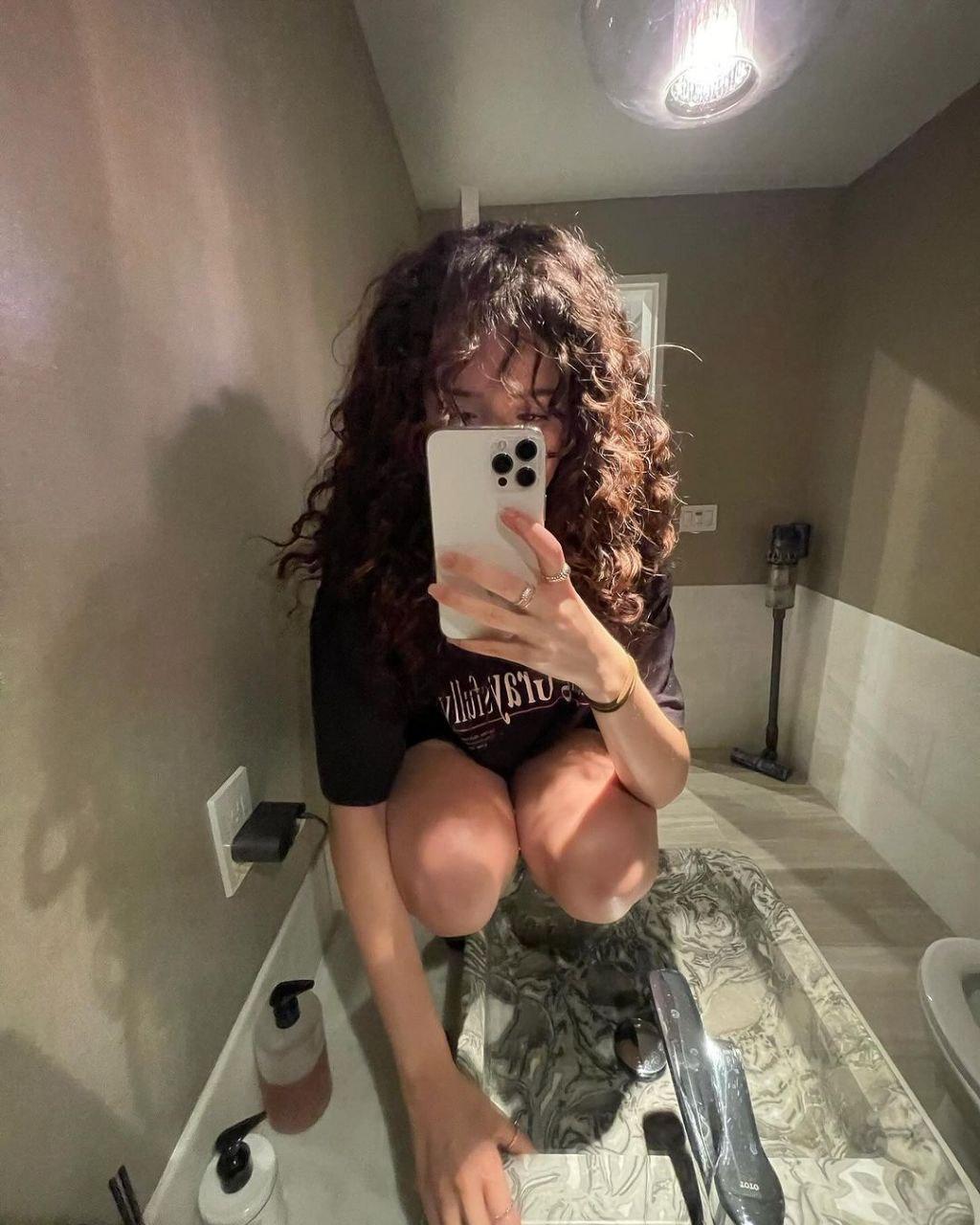 Слитая в сеть фотография с pokimane в одной майке в ванной. Слитая в сеть фотография с pokimane в одной майке в ванной.