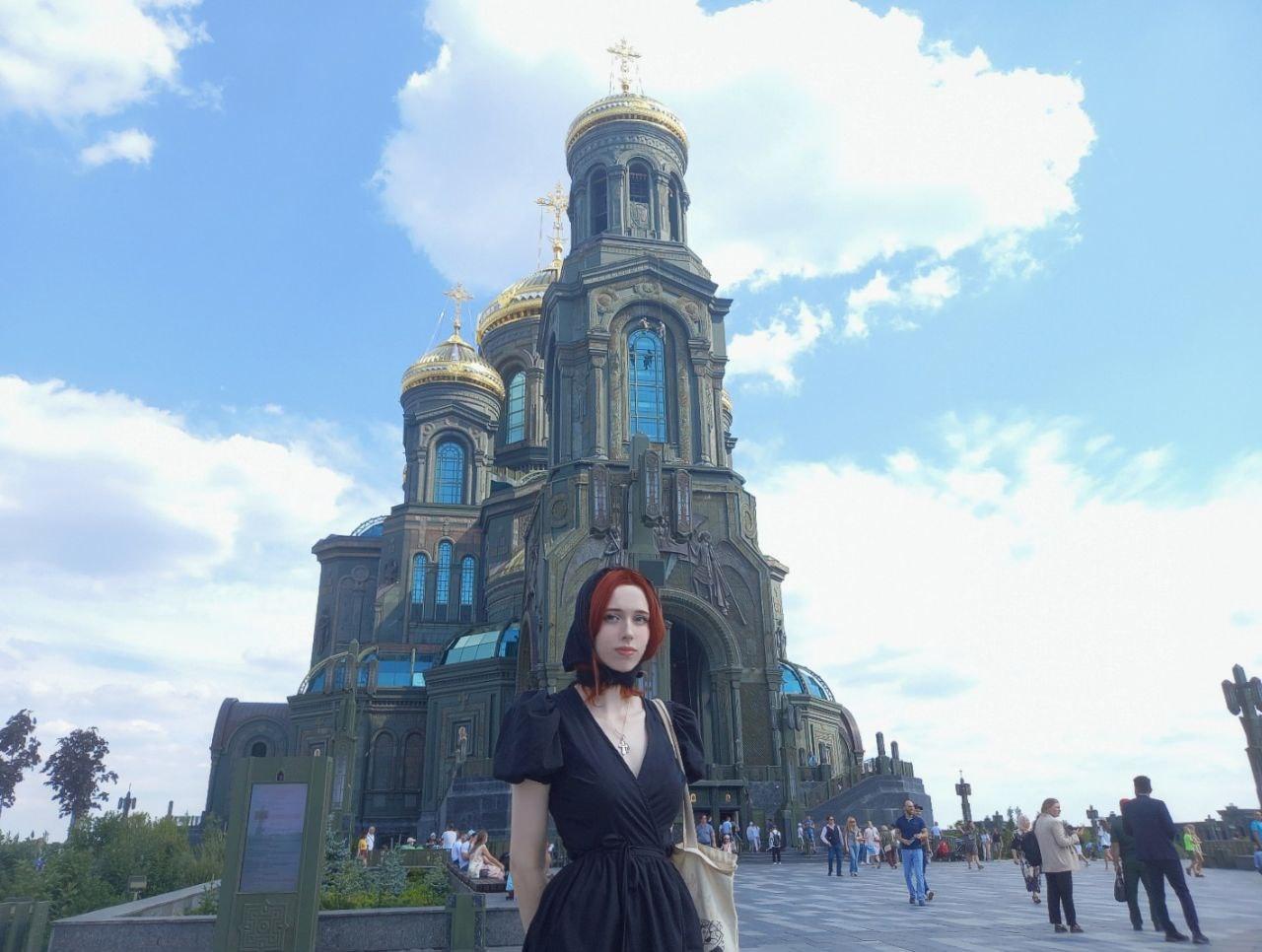 Фотография в чёрном платье на фоне церкви. Фотография в чёрном платье на фоне церкви.