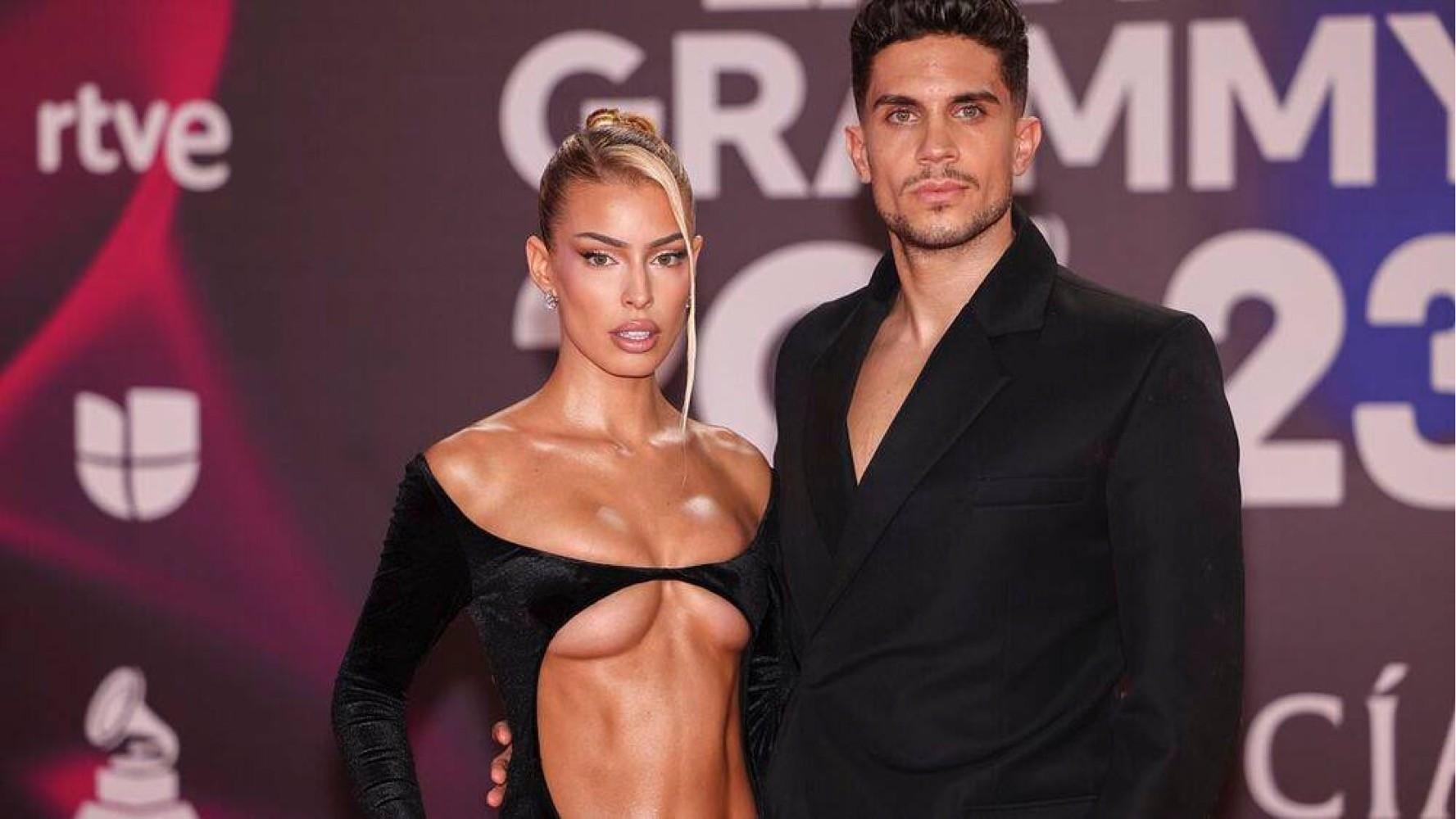 Совместный снимок Джессика Гойкочеа в откровенном платье и футболист Марк Бартра на премии Гремми 2023.
