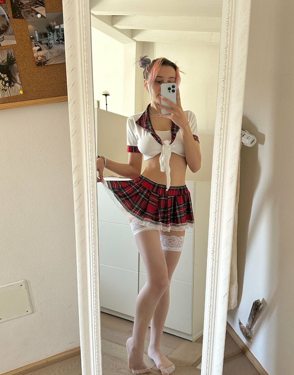 Модель Onlyfans leliloo на селфи в школьной униформе и  белых чулках.