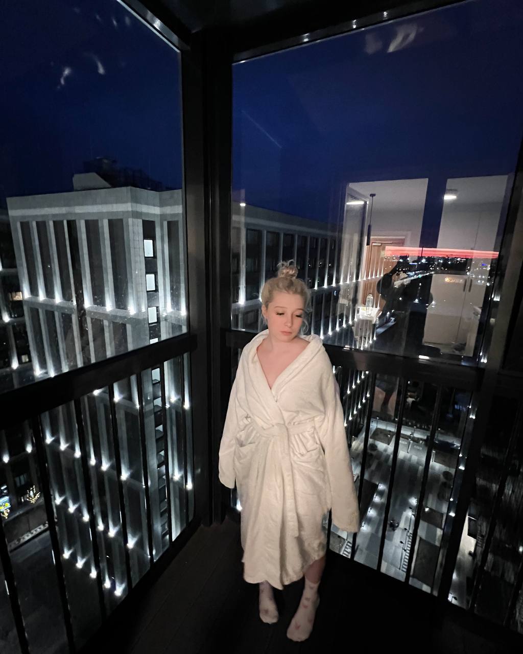 Слитая в сеть фотка even cute в пент хаусе, в белом халате на голое тело. Слитая в сеть фотка even cute в пент хаусе, в белом халате на голое тело.