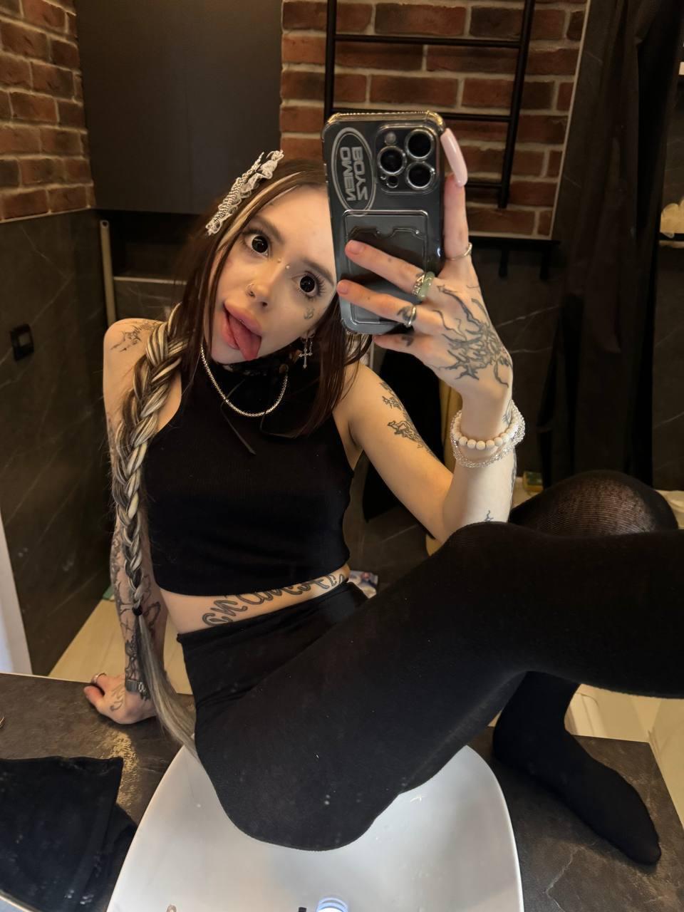 Смешное селфи с высунутым языком. Смешное селфи с высунутым языком.