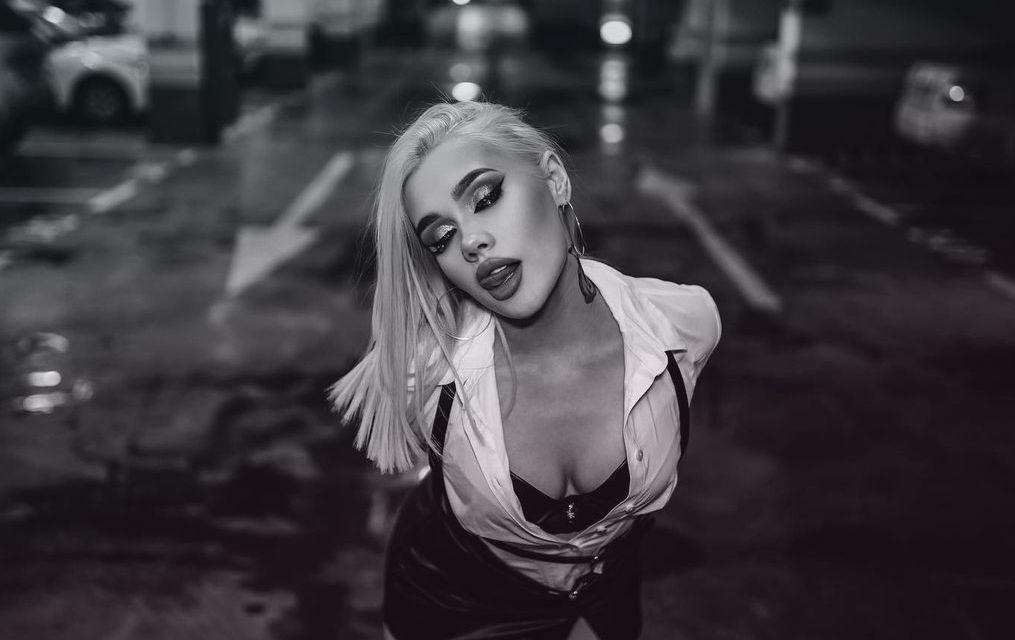 Родилась в Новокузнецке 10 января 2000 года. Родилась в Новокузнецке 10 января 2000 года.