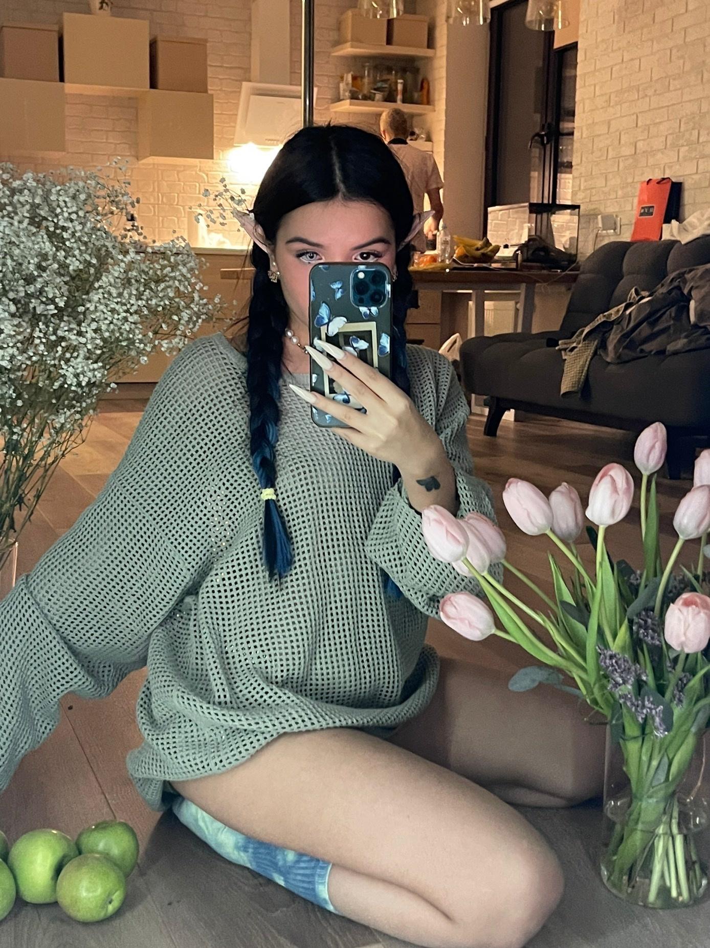 Слитые фото с голой Амина Тендерлибае из домашнего архива. 