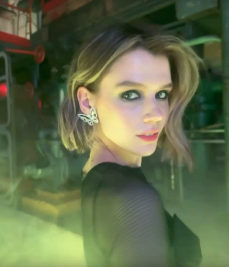 Несмотря на экстремальное мини и кожаный корсет, самые интимные части тела звезды проекта Жоры Крыжовникова прятали от посторонних глаз сетчатые колготы и такой же «верх».