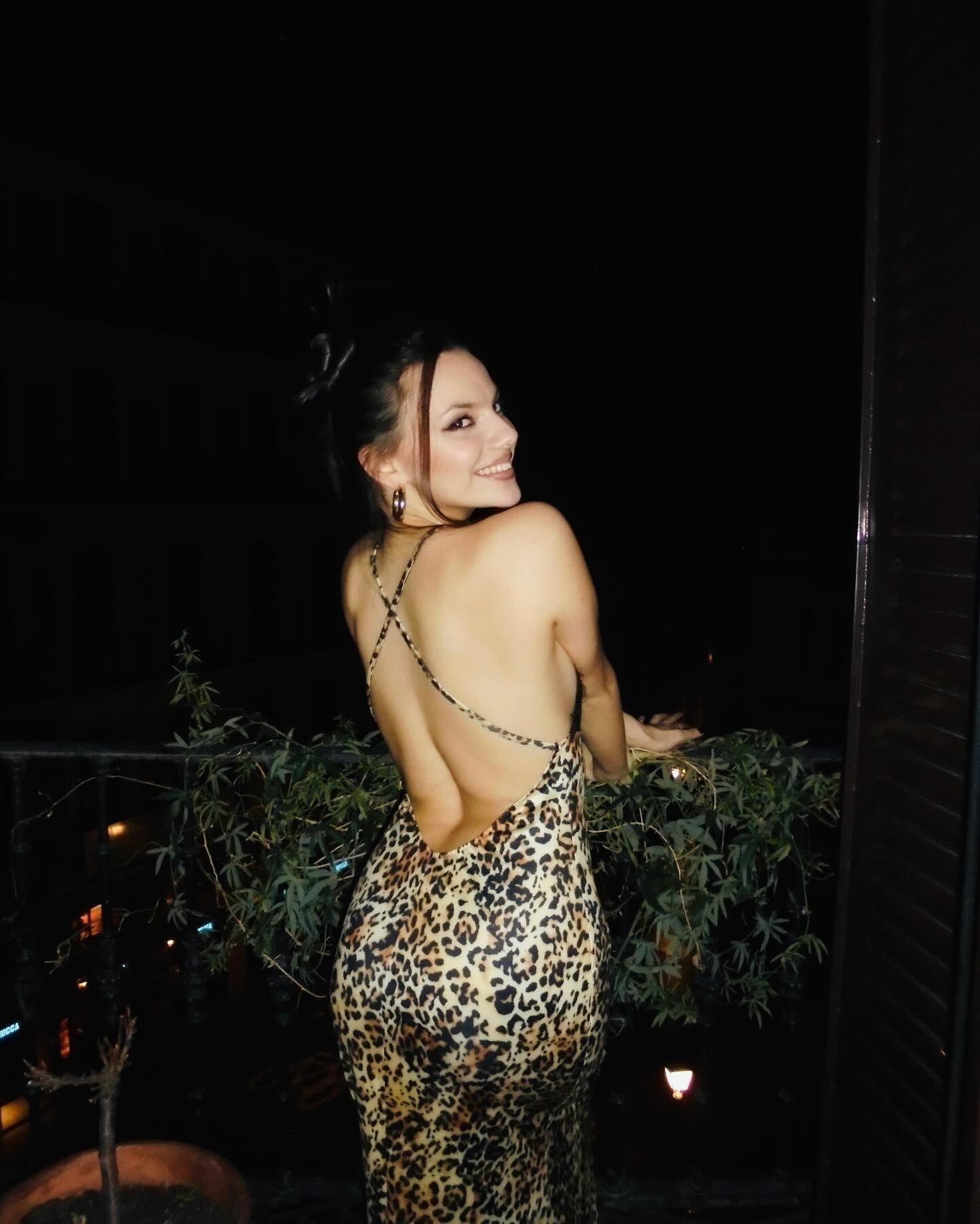 Откровенный снимок с Кин в шикарном леопардовом платье с голой спиной. Откровенный снимок с Кин в шикарном леопардовом платье с голой спиной.