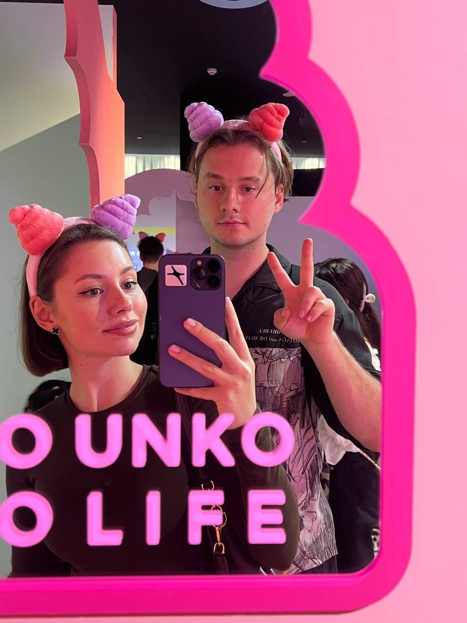 А тут ребята сделали смешное фото с рожками на голове. А тут ребята сделали смешное фото с рожками на голове.