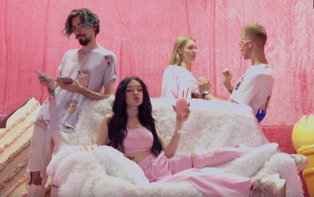 Скриншот из клипа молодой певицы fesch6. Скриншот из клипа молодой певицы fesch6.