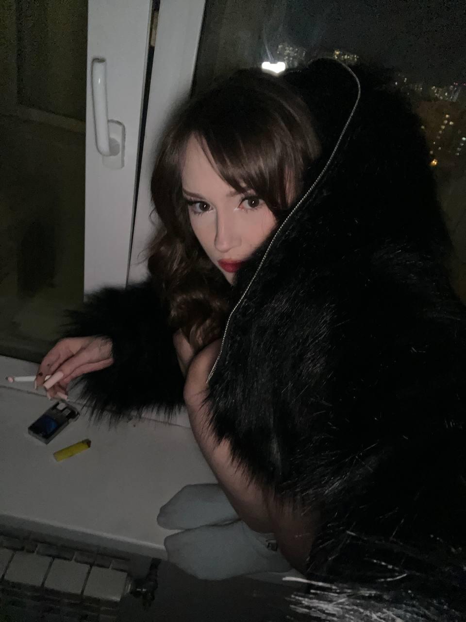 А тут Даша сидит на корточках на подоконнике в шубе и курит.