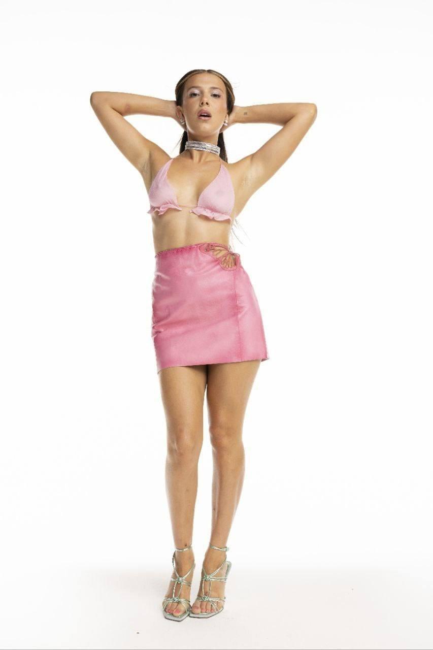 Красивое фото Millie на белом фоне в розовой мини юбке и полупрозрачном лифчике. Красивое фото Millie на белом фоне в розовой мини юбке и полупрозрачном лифчике.