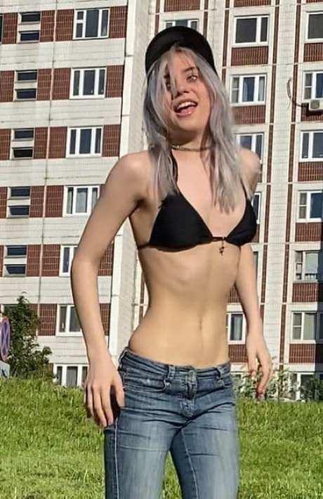 Однако, не доучившись, Алена перебралась в Москву и занялась карьерой в сети.