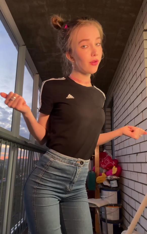 Смешные скриншоты из клипов bloomus с танцами.