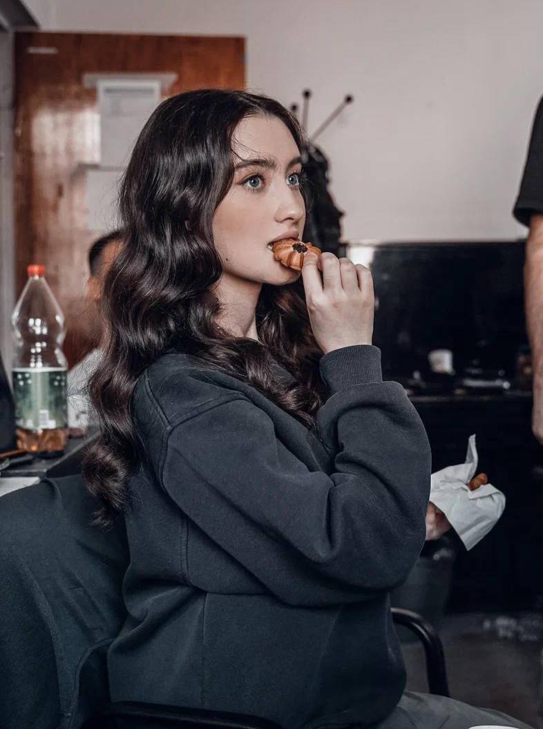 Соблазнительное фото на котором Динара ест печенюшку. Соблазнительное фото на котором Динара ест печенюшку.