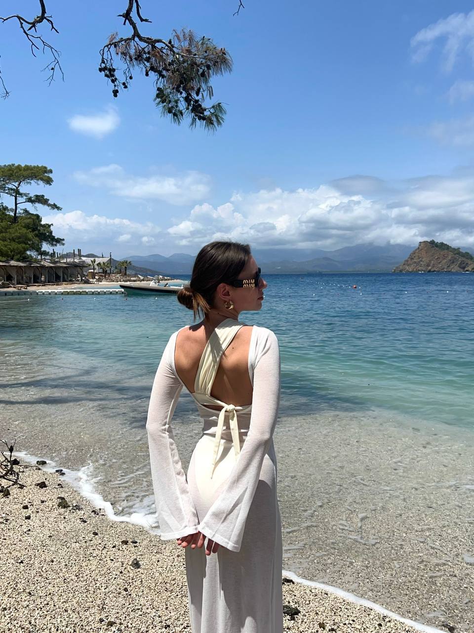 А на этом фото наша героиня показала подписчикам свою голую спину и слегка видны трусы в просвечивающем наряде на пляже. А на этом фото наша героиня показала подписчикам свою голую спину и слегка видны трусы в просвечивающем наряде на пляже.