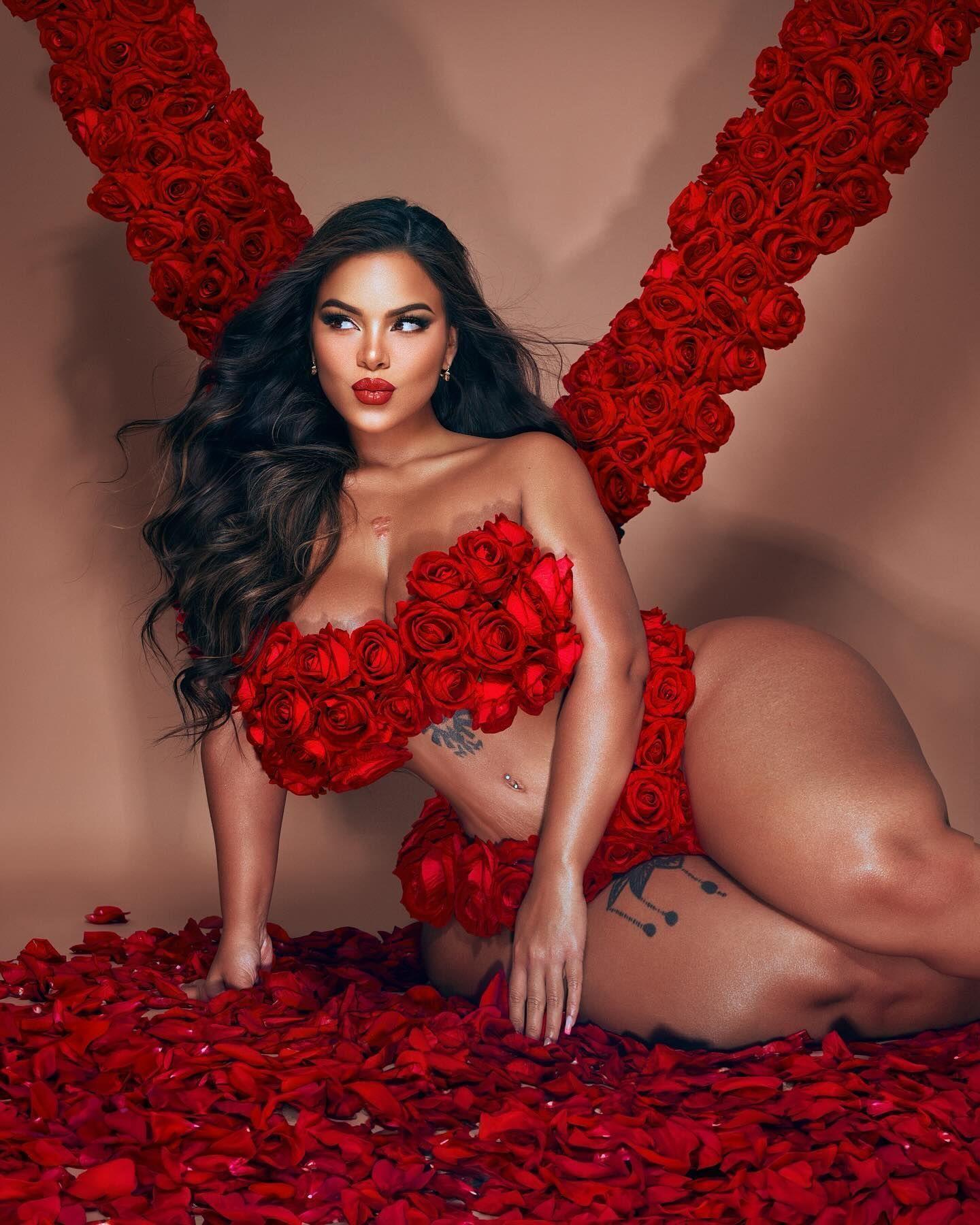 А тут Грейс Бон на фотосессии в стиле "НЮ" сидит голышом укрывшись красными розами.