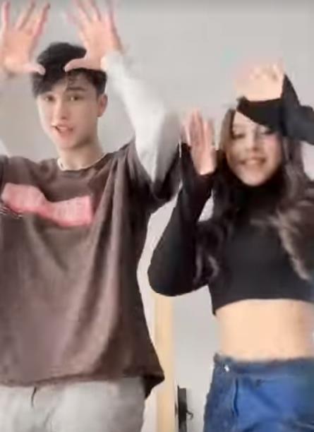 Он родился в Железноводске, затем переехал в Ессентуки. Он родился в Железноводске, затем переехал в Ессентуки.