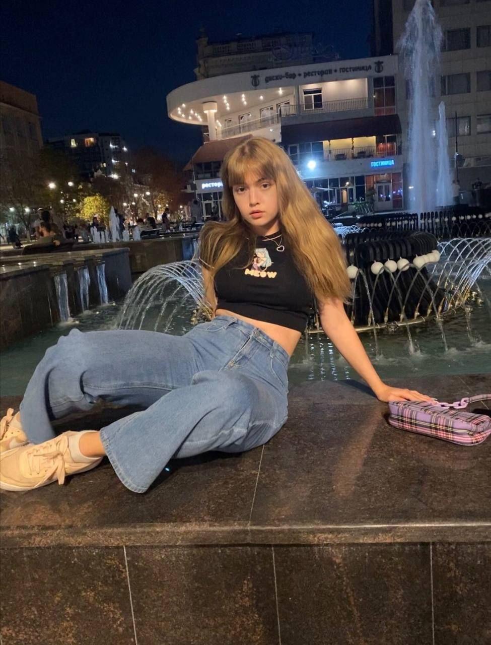 Baby Cute в джинсах сидит на фонтане. Baby Cute в джинсах сидит на фонтане.
